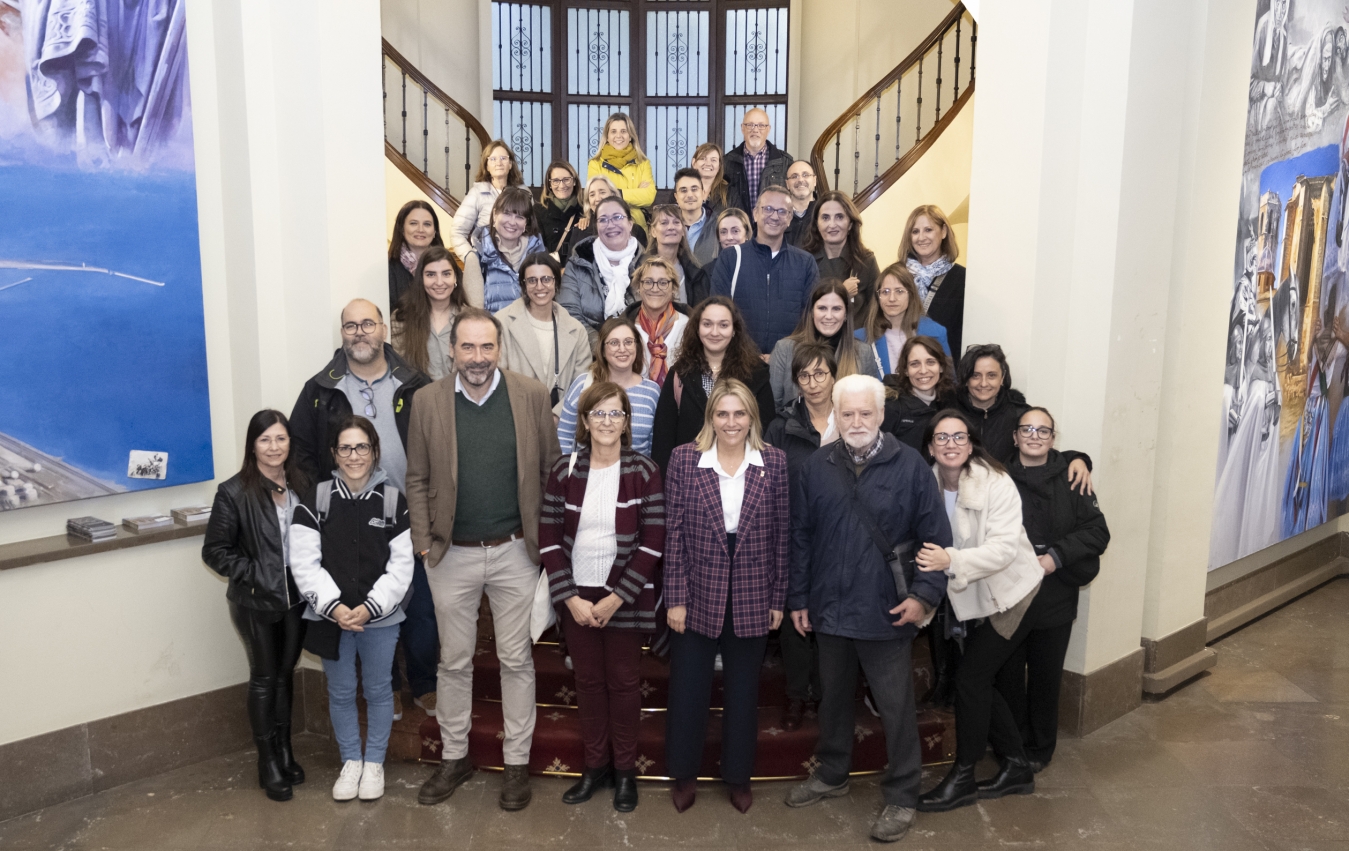 Marta Barrachina da la bienvenida a los representantes de los comités organizador y científico del XXVIII Encuentro Internacional de Investigación en Cuidados y Servicios de Salud