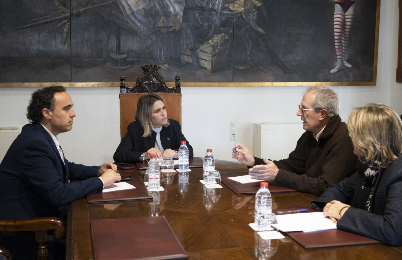 Marta Barrachina traslada a los vecinos de Torre La Sal su firme defensa del patrimonio litoral