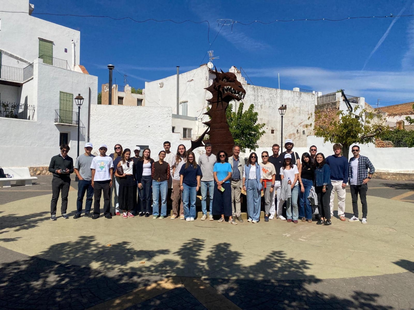 Los proyectos cerámicos ‘Una rosa para Sant Jordi’ y ‘Mirar desde la plaza’ se alzan como ganadores de la novena edición del CRU[E]
